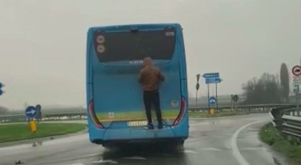 Aggrappato al pullman per non pagare il biglietto: "bus surfing" sulla provinciale, il video diventa virale sui social