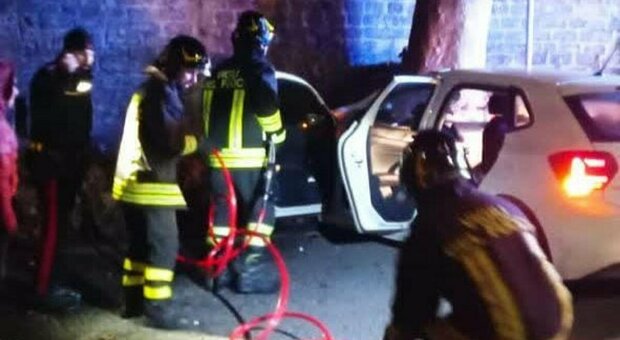 Incidente alle porte di Roma, auto contro un albero: feriti 5 ragazzi tra 16 e 22 anni, 4 sono gravi