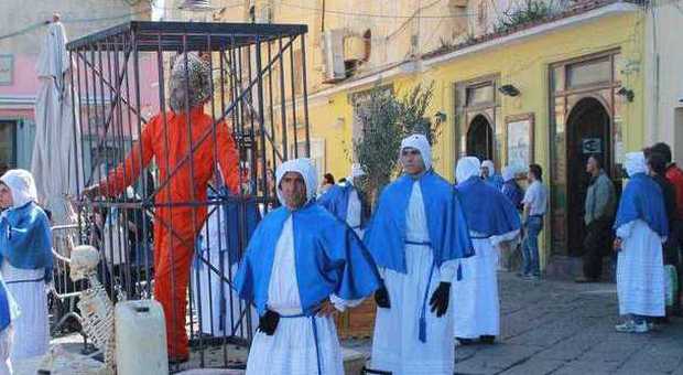 Gesù prigioniero dell'Isis come il pilota giordano arso vivo: la processione choc a Procida