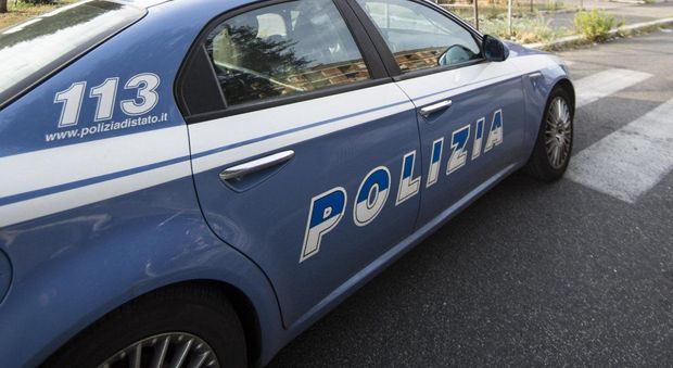 Latina, sfonda il vetro di un'auto per rubare: arrestato grazie a un poliziotto in pensione