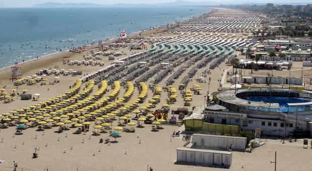 Rimini, tragedia al mare: turista romano si accascia in pochi cm d'acqua e muore