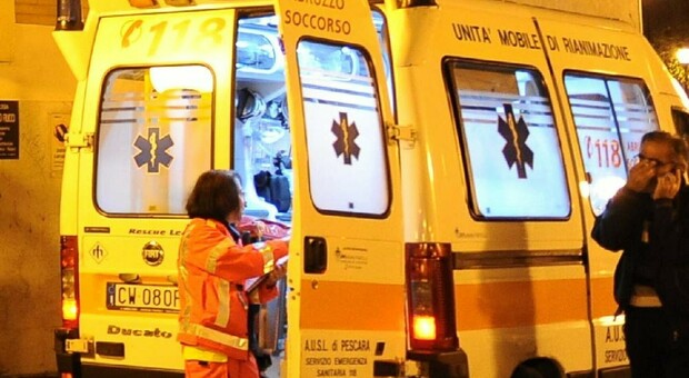 Investe in auto due giovani e scappa: ragazza grave