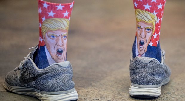Usa, Donald Trump nei gadget: dal presepe al ciuffo di capelli sui calzini