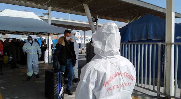 Coronavirus a Napoli, controllo della febbre per i passeggeri al Molo Beverello