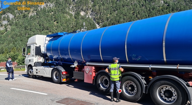 Trasportavano 65mila litri di gasolio illegale, manette a due camionisti e 15muila euro di multa