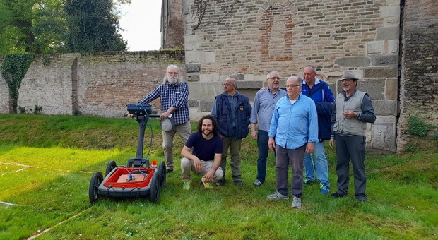 Il geologo Sandro Veronese e alcuni appassionati di storia locale con il georadar all'esterno dell’ex abbazia