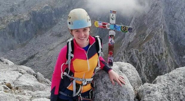 Ottavia Piana, la speleologa intrappolata da due giorni a 150 metri in una grotta a Bergamo: 60 soccorritori per salvarla