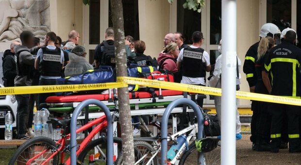 Professore ucciso a coltellate in un liceo in Francia, l'aggressore urlava «Allah Akbar». Diversi feriti