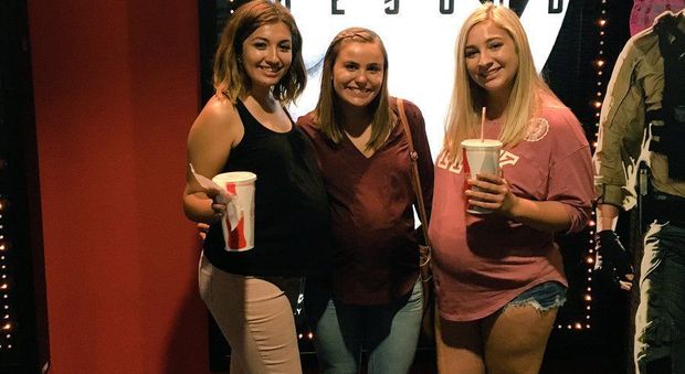 Tre amiche col pancione al cinema, ma nessuna di loro è incinta