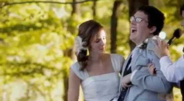 Invalido dopo un incidente, si sposa: la storia a lieto fine commuove il web