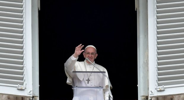 Papa Francesco boccia il '68, colonizzazioni ideologiche hanno limitato i diritti umani fondamentali