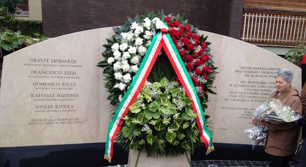 L'Italia rende omaggio a Moro: Mattarella va in via Fani