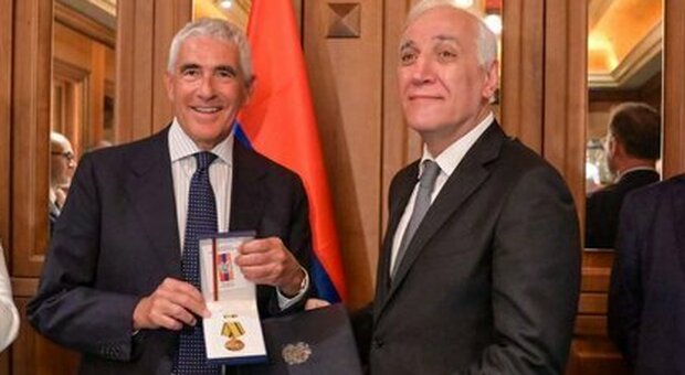 Pier Ferdinando Casini riceve la Medaglia di gratitudine dal presidente armeno Khachaturyan