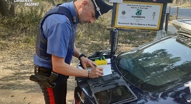Carabinieri durante il controllo dei documenti di un automobilista