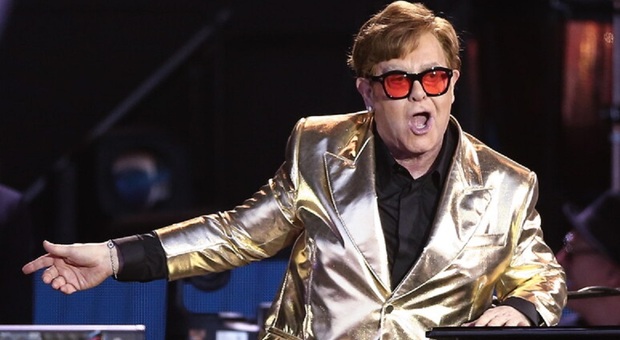 Elton John, niente eredità ai figli: all'asta 900 oggetti della sua villa per 10 milioni di dollari: «E' più giusto che appartengano ai fan»