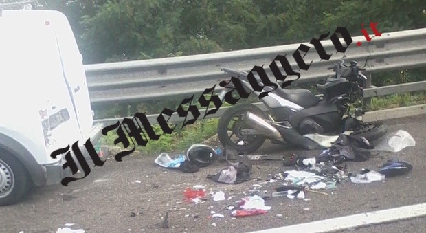 Gravissimo incidente sul Gra: violento scontro tra moto e furgone morto un centauro di 40 anni