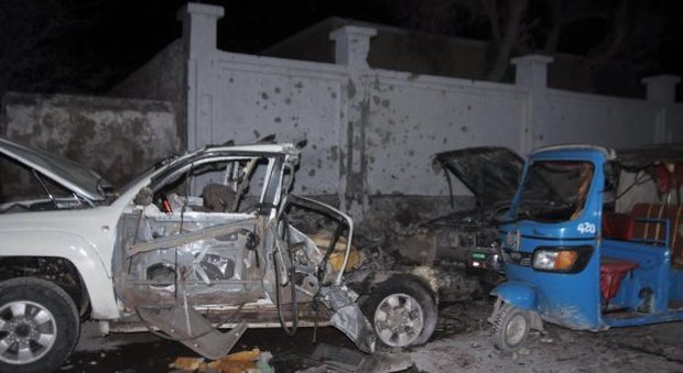 Somalia, miliziani di Al Shabaab attaccano ristorante sul lungomare di Mogadiscio: 10 morti