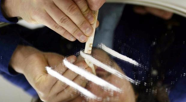 Roma, denuncia il figlio che lo minaccia per aver soldi per la cocaina: arrestato 21enne