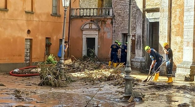 Maltempo, bomba d'acqua nelle Marche: 8 vittime, tra i dispersi anche due bambini. «Strade come fiumi, auto trascinate via»
