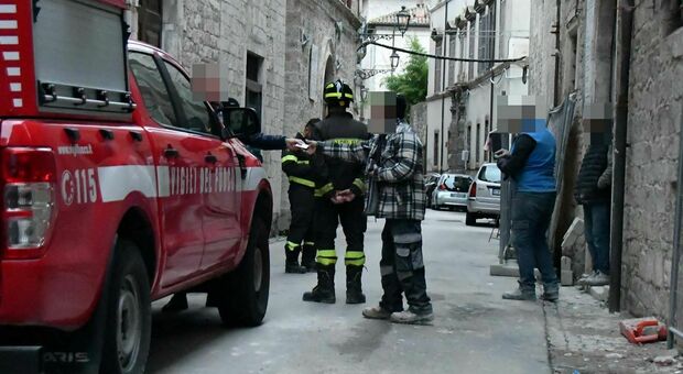 Operaio cade dal tetto in un cantiere edile in centro ad Ascoli: corsa in codice rosso all'ospedale Mazzoni