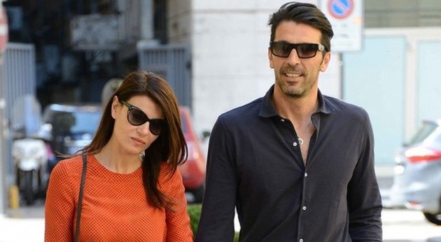 Ilaria D'Amico e Gianluigi Buffon innamoratissimi a Milano: passeggiata in centro mano nella mano