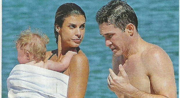 Elisabetta Canalis, il marito Brian Perri e la figlia Skyler Eva al mare a Porto Cervo
