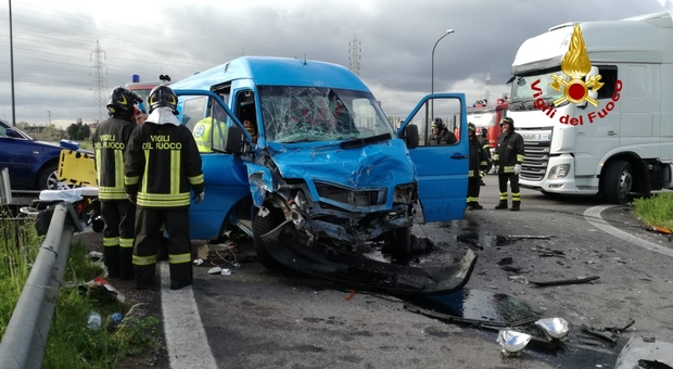 Incidente in Romea: scontro tra un autotreno e un furgone, 4 feriti