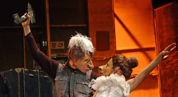 Una scena di "Teatro Delusio", spettacolo di Familie Floz, in scena al Teatro Sala Umberto. Foto Pierre Borrasci