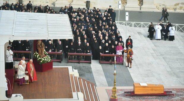 San Pietro blindata, Papa Francesco celebra i funerali di Benedetto XVI