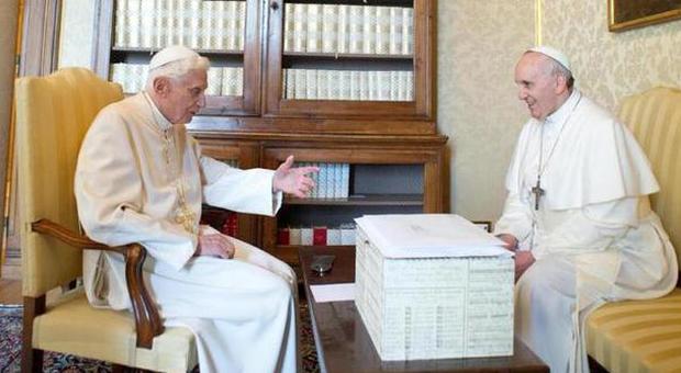 Papa Francesco incontra Benedetto XVI a Castel Gandolfo (LaPresse)