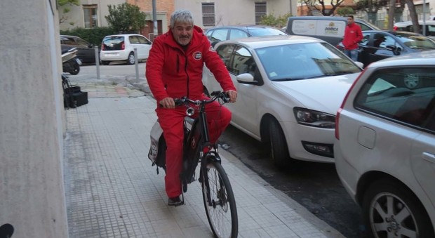 Pino insegno in bicicletta per le vie del centro di Ancona