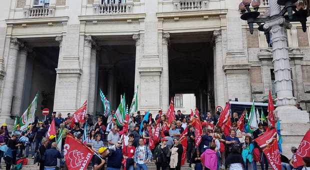 Pulizie scuole, stipendi arretrati e licenziamenti: sciopero a oltranza Lunedì nuovo incontro al Miur