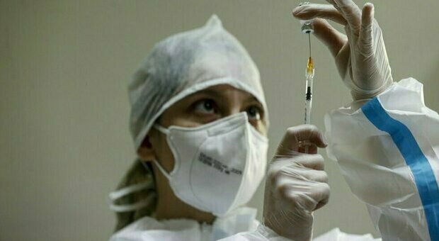 Vaccino Lazio, la Regione: «Servono 200mila dosi Pfizer». Niente iniezione per 300mila over 50