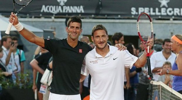 Tweet e foto con Totti, anche la Roma celebra Djokovic: «Complimenti Nole»