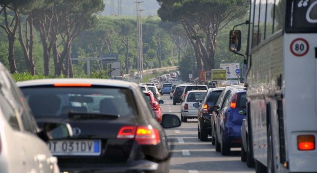 Roma, tamponamento a catena sulla Colombo: quattro feriti, traffico in tilt