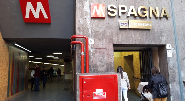 Roma, metro Spagna: dopo l'apertura subito problemi alle scale mobili