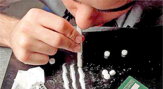 Giovani e droga, ritorna l'allarme: 17enne trovata con cocaina e benzodiazepine
