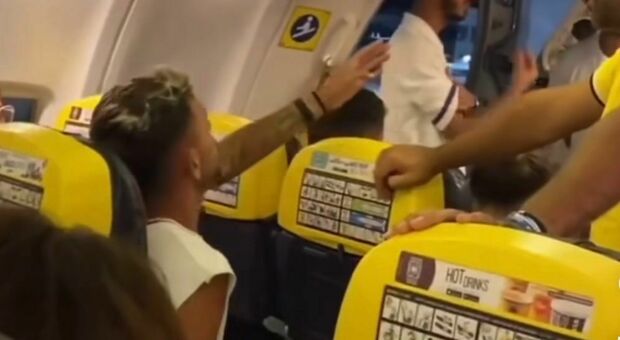 Ritardo di cinque ore per il volo Ibiza-Bari: il teatrino di un passeggero diventa virale