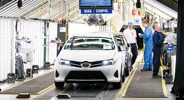 Le Toyota Auris prodotte nella fabbrica inglese di Burnaston