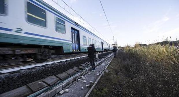 Ragazzina di 16 scende dal treno in corsa e muore tranciata sui binari