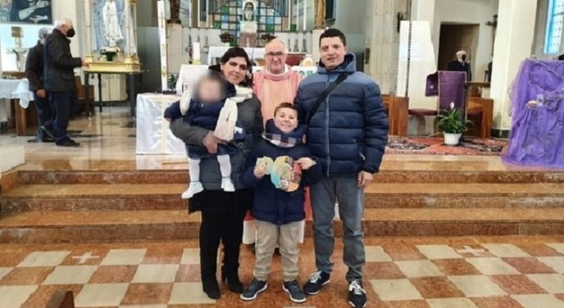 Il piccolo Francesco Pascetta con la famiglia e il parroco