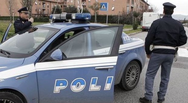 Roma, terrore dal parrucchiere: 2 uomini armati prendono in ostaggio le clienti