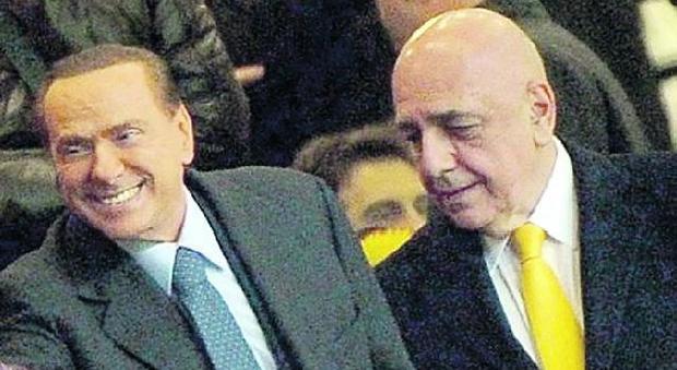 Berlusconi avverte i cinesi: «Se salta il closing mi tengo il Milan»