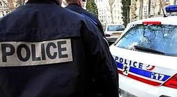 Parigi, accoltella i passanti urlando «Allah Akbar»: un morto e due feriti gravi. Ucciso l'assalitore