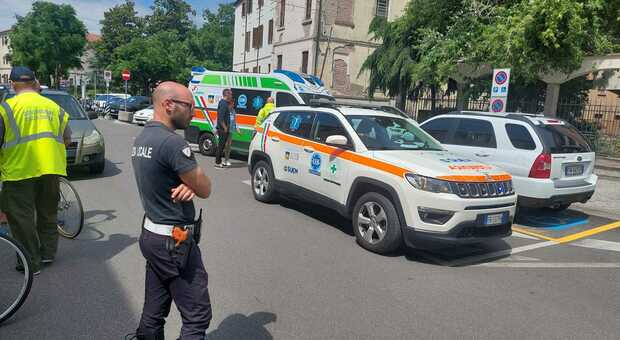 Via Boscolo a Rovigo e il Suem intervenuto per portare in ospedale l'uomo colpito da infarto