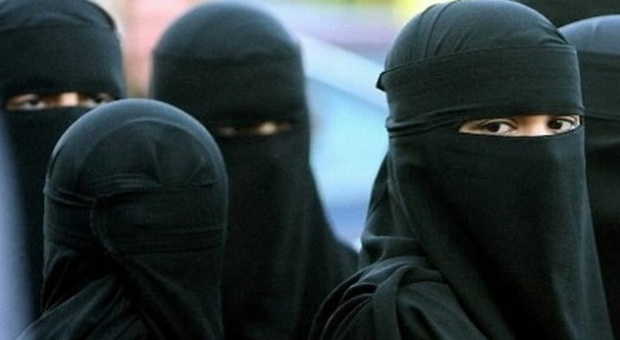 Londra, sedicenne si offre in sposa ai jihadisti dell'Isis: intercettata dalla polizia