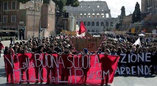 Studenti in piazza per il diritto allo studio, nei licei romani scattano le prime occupazioni