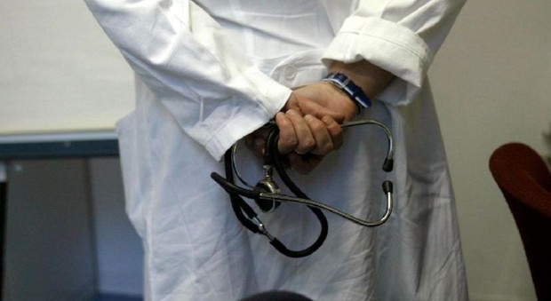 Morto a sette anni per l'otite curata con l'omeopatia: medico sospeso per 6 mesi