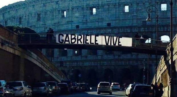 Lazio, striscioni a Roma per ricordare Sandri. Oggi tante iniziative per “Gabbo”