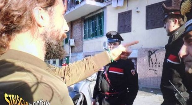 Servizi tv contro lo spaccio di droga a Napoli, Brumotti insiste: aggredito anche al Rione Traiano